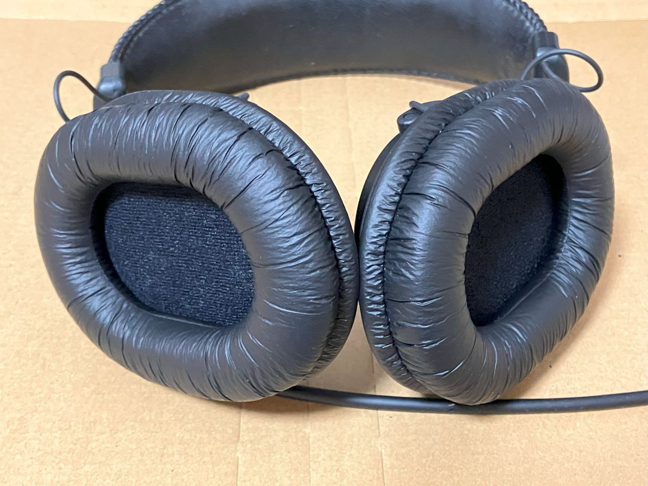 イヤーパッドが交換されたヘッドホン
