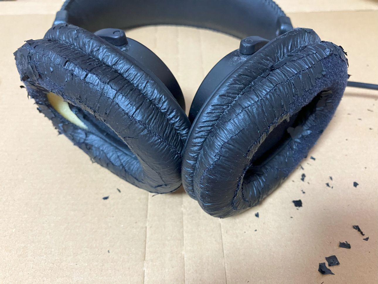 イヤーパッドがボロボロになったヘッドホン